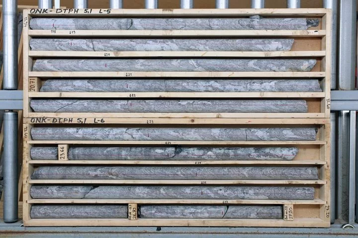 Os resíduos nucleares serão selados em recipientes herméticos e colocados cuidadosamente em cavidades verticais.