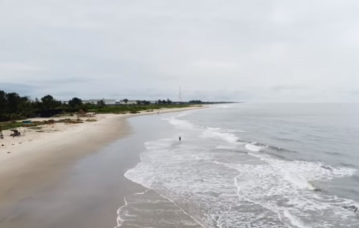 A praia Ibeno tem a maior faixa de areia da África Ocidental. Além da sua característica areia fina e branca natural, Ibeno conta com belos recifes de corais e oferece um ambiente propício para esportes aquáticos.