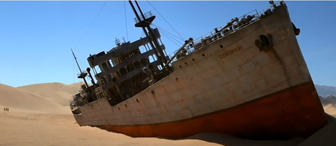 Em 1977, o Cotopaxi havia aparecido no meio do deserto,  no filme Contatos Imediatos de Terceiro Grau. Steven Spielberg aproveitou a fama do mistério do navio para, na ficção, presumir que ele tivesse sido deslocado por extraterrestres. 