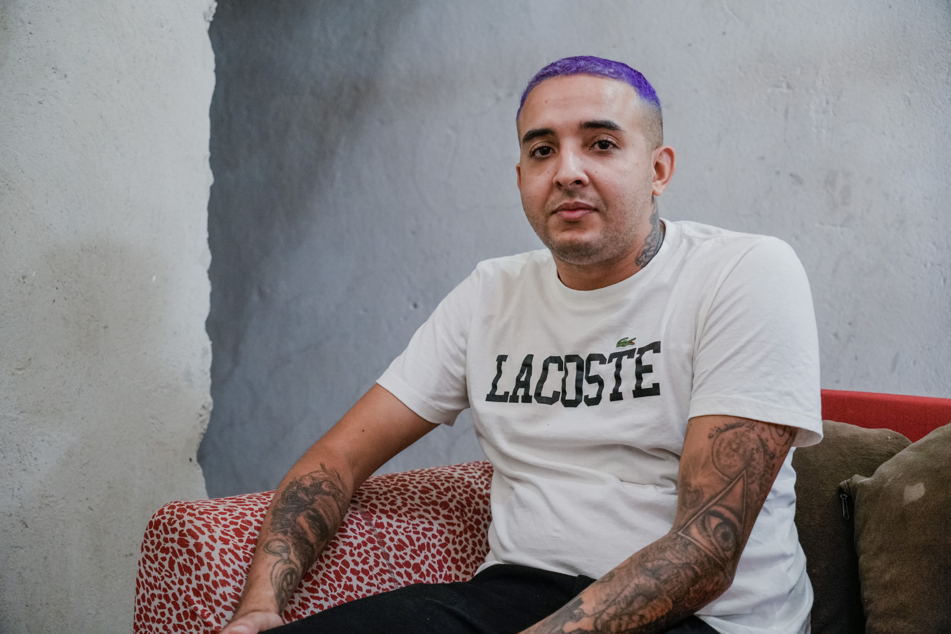 FORTALEZA-CE, BRASIL, 27-12-2024: A primeira pessoa a nascer no mil&ecirc;nio dos anos 2000. Na foto, Jo&atilde;o Mateus de Sousa, 25. Jo&atilde;o &eacute; companheiro de Samire Fernandes, de 29, e juntos t&ecirc;m uma filha, Aurora Sousa, de 1 ano. (Foto: Fernanda Barros/ O Povo)