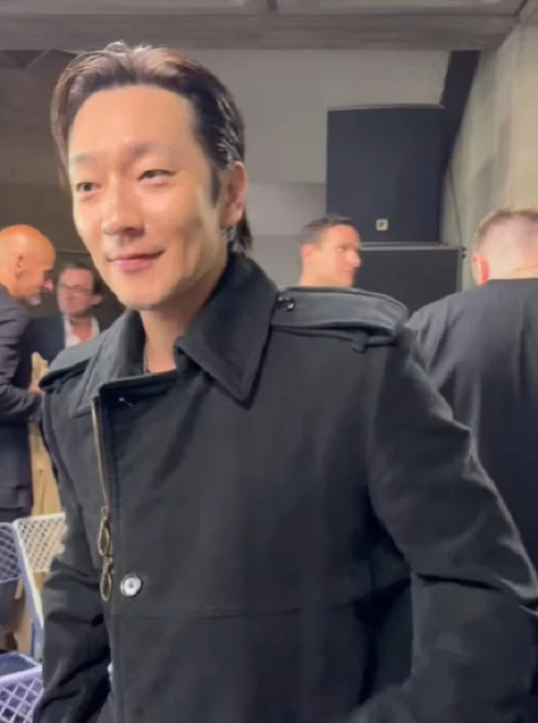 Son Suk Ku é um ator sul-coreano emergente, conhecido por suas performances em dramas como My Name (2021). Com seu talento natural e habilidades de atuação, ele rapidamente ganhou reconhecimento na indústria do entretenimento, prometendo um futuro brilhante.