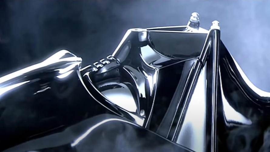 O lado sombrio de Anakin é muito bem trabalhado e o conflito interno do personagem muda todo o percurso do universo. Além disso, a cena em que Darth Vader surge é inesquecível.