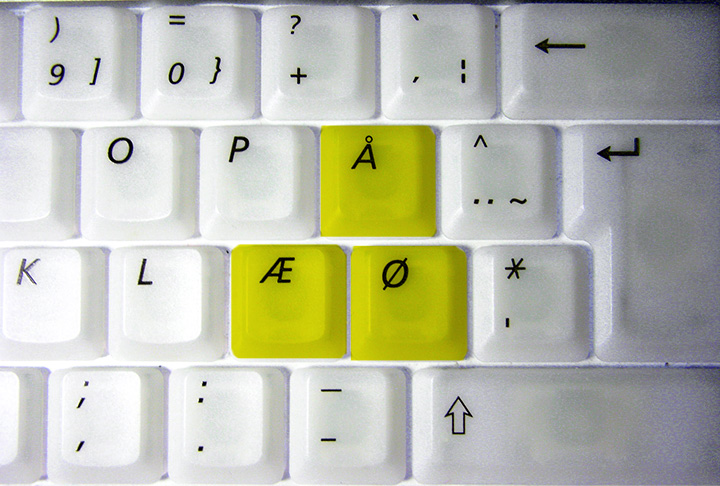 O alfabeto dinamarquês possui apenas três letras: æ, ø e å. As demais letras são as mesmas 26 do alfabeto latino (ou romano), usado, inclusive, no Brasil.