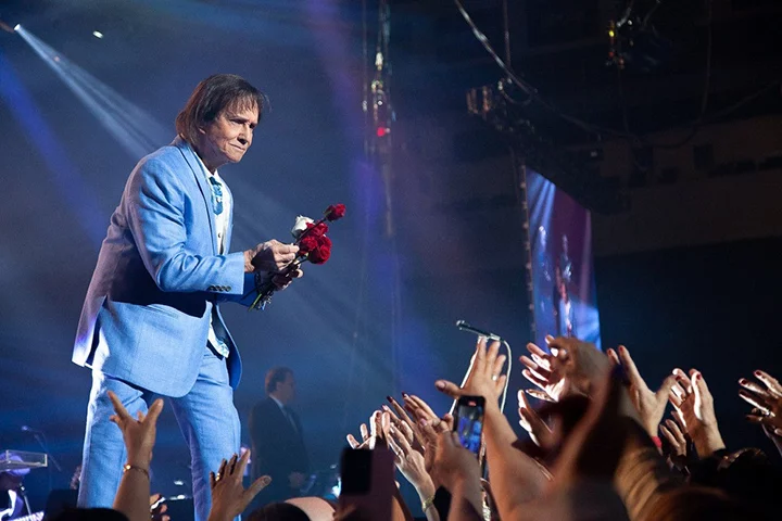 De acordo com fãs ouvidos pela imprensa e também o assessor de imprensa do cantor, a confusão começou quando os espectadores pensaram que ele iria cantar Como É Grande O Meu Amor Por Você.