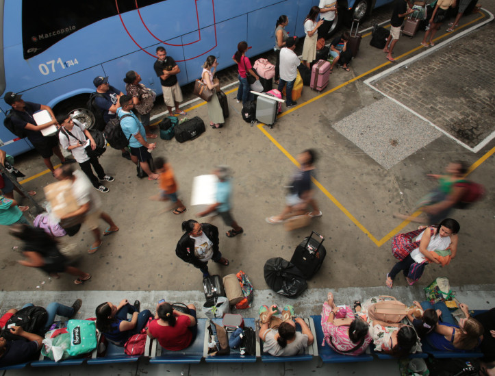Movimento na rodoviária de Fortaleza no fim de semana que antecede o feriado de ano novo