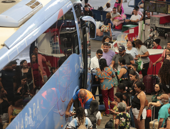 As empresas de ônibus irão disponibilizar 230 viagens extras, para atender cerca de 51.660 pessoas que deverão viajar para aproveitar a virada de ano fora de Fortaleza.