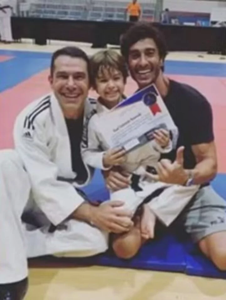 O modelo André Resende, que foi casado com Isis Valverde por quatro anos, postou foto do evento em que Rael protagonizou cerimônia de troca de faixas da arte marcial. Nas imagens aparece também o empresário Marcus Buaiz, padrasto do menino e ex-marido da cantora Wanessa Camargo. 
