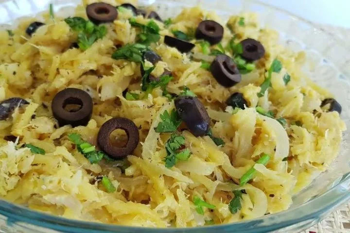 Por conta do seu gosto bastante característico, o bacalhau requer uma técnica de preparo cuidadosa para que se tire o melhor dele. Por ser muito flexível, ele pode ser cozinhado de várias maneiras, como assado ou grelhado, assumindo sabores diferentes em cada receita.