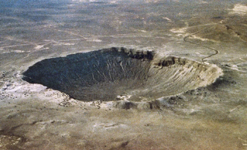 A Terra tem mais de 160 crateras com diâmetro acima de 1 km. A Cratera de Barringer (foto), no Arizona (EUA), é uma das mais bem definidas. Formada há 50 mil anos, resultou do impacto de um meteorito a 40 mil km/h. Tem mais de 1km de diâmetro e 200m de profundidade. 
