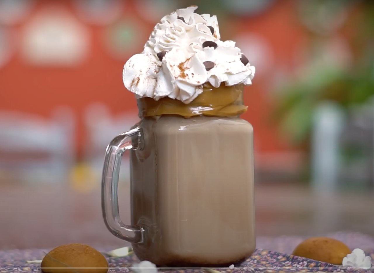 Cappuccino cremoso - O capuccino pode ser feito em casa rapidamente apenas com leite em pó, canela, cacau em pó ou achocolatado e café solúvel dissolvidos em água quente. Algumas receitas indicam o bicarbonato de sódio em pó para proporcionar cremosidade, mas esta também pode ser obtida ao se substituir o leite em pó por creme de leite fresco.