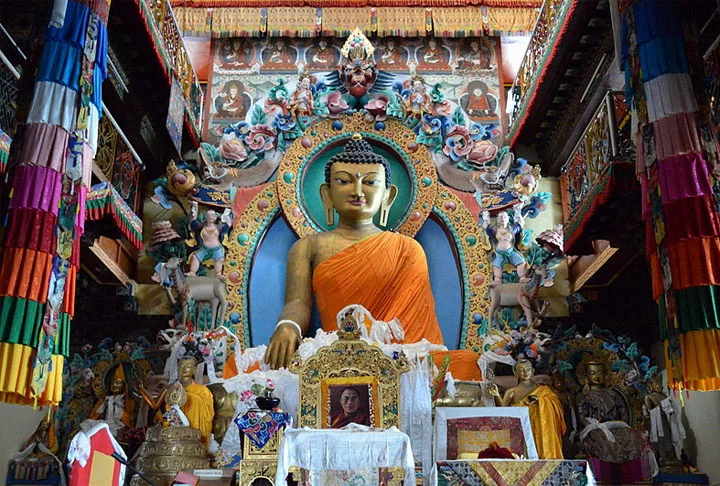 Os ensinamentos de Buda são baseados na ideia de que o sofrimento é inerente à vida e a iluminação é o caminho para a libertação das angústias. Os templos também são importantes centros culturais e educacionais, onde os budistas aprendem sobre religião e filosofia.