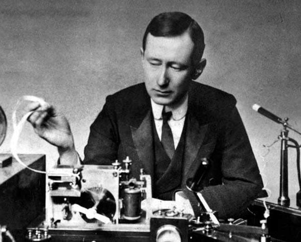 Curiosidade número 5: Superman fazia sucesso no rádio - Por 11 anos a DC conseguiu divulgar a marca e as histórias do herói pelo rádio. Eles perceberam que o personagem fazia muito sucesso nos quadrinhos e quiseram ir além. O programa, chamado The Adventures of Superman ajudou no crescimento de identidade do protagonista.