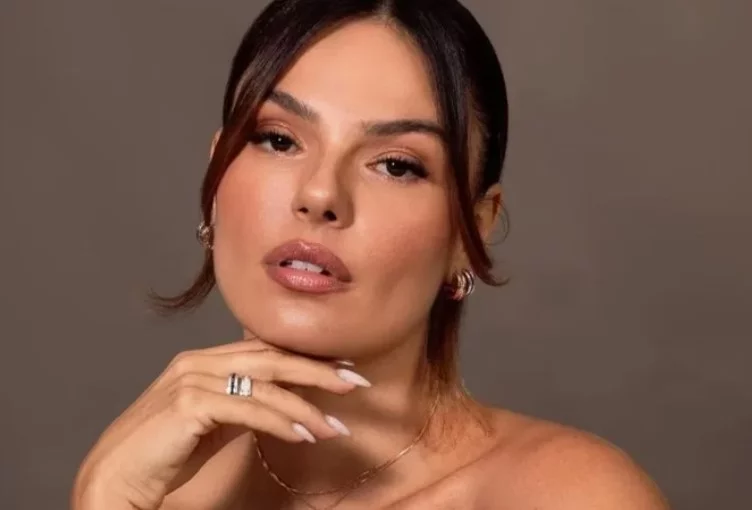 Um dia depois, Isis Valverde postou em suas redes sociais momentos especiais de sua noite de Natal com o filho Rael, de seis anos, e o agora marido Marcus Buaiz. 
