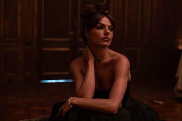 Com uma carreira consolidada no Brasil, a atriz Isis Valverde já atuou em novelas, séries e filmes, inclusive na condição de protagonista. Agora, a artista dará um novo passo ao participar do longa Alarum, dirigido por Michael Polish, ao lado de ninguém menos que Sylvester Stallone, ator e produtor do filme.