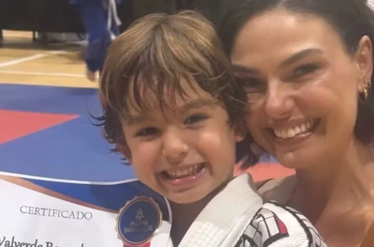 Poucos dias antes do Natal, Isis Valverde tinha participado de um encontro familiar que envolveu Marcos Buaiz e o ex-marido André Resende. Os três foram a um evento de judô de Rael. 
