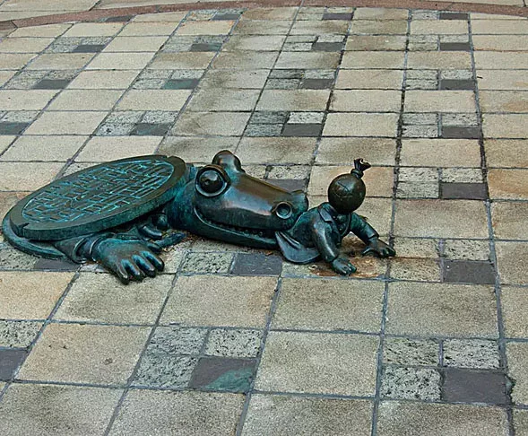 Jacaré Anticapitalista - EUA - Criada em 2001 por Tom Otternesse, faz parte da decoração da estação de metrô da 8th Avenue com a 14th Street, em Nova York. Um jacaré sai do esgoto para atacar um “capitalista” ilustrado com um saco de dinheiro no lugar da cabeça.