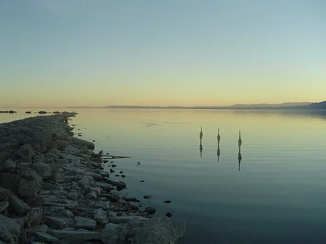 Um estudo realizado recentemente apontou o lago Salton, na Califórnia, nos Estados Unidos, como um dos maiores depósitos de lítio do mundo. Um mineral essencial na tecnologia. 