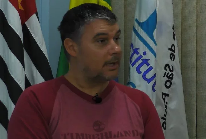 Essas argilas vermelhas são exatamente iguais, química e mineralogicamente, à terra vermelha ou  terra roxa que encontramos em todo o Brasil.  Representam as superfícies superiores desgastadas  das lavas, contou Luigi Jovane.