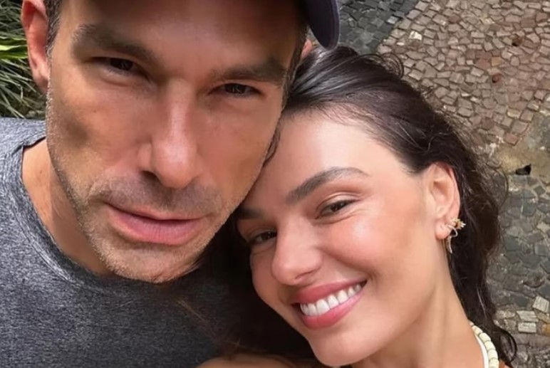 A atriz Isis Valverde, 37, e o empresário Marcus Buaiz, 45, se casaram no civil no dia 24 de dezembro, véspera de Natal. Segundo o GShow, a cerimônia foi discreta, contando apenas com familiares. Eles ainda farão celebração religiosa e festa para 180 convidados no dia 3 de maio. 
