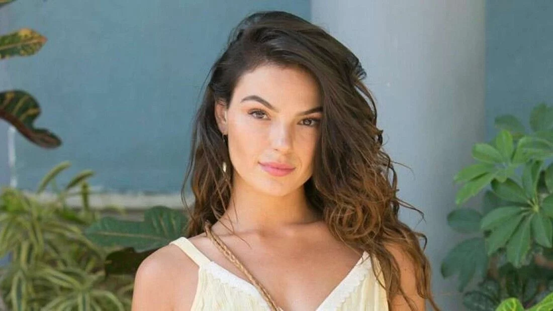 O longa-metragem é um suspense sobre um casal de espiões dos Estados Unidos. Esse é o primeiro trabalho internacional na carreira de Isis, que já tinha passado uma temporada no exterior em 2022 para estudar.