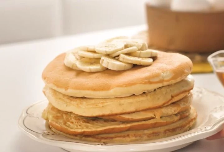 Panqueca de banana - Uma alternativa para os adeptos da dieta “low carb”, a panqueca feita com banana é baixa em carboidratos por levar farinha de aveia. Pode ser servida com canela polvilhada, mel e frutas vermelhas ou da estação. 