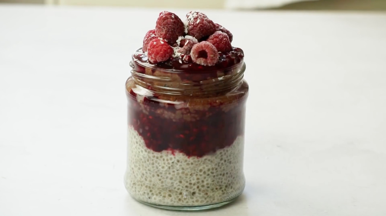 Pudim de chia - Para quem procura uma receita fit, esta é ótima pedida. Tem grande fonte de ômega 3, antioxidantes, além de ajudar na sensação de saciedade. Sua consistência assemelha-se a um pudim, feito com leite vegetal ou água, e adoçantes naturais, como, por exemplo, o xilitol.