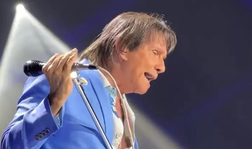 Quando o show se aproximava da reta final, dezenas de fãs se levantaram das cadeiras e foram em direção ao palco para dançar e gritar. O falatório irritou o Rei, que pediu para as pessoas se calarem. 