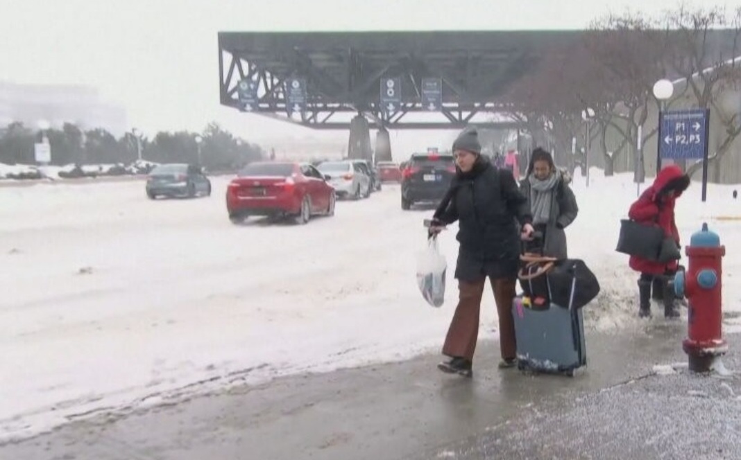 Muita gente que havia planejado passar o Natal em outras áreas teve que desistir. Foi um fim de ano em que várias famílias não puderam se reencontrar. 