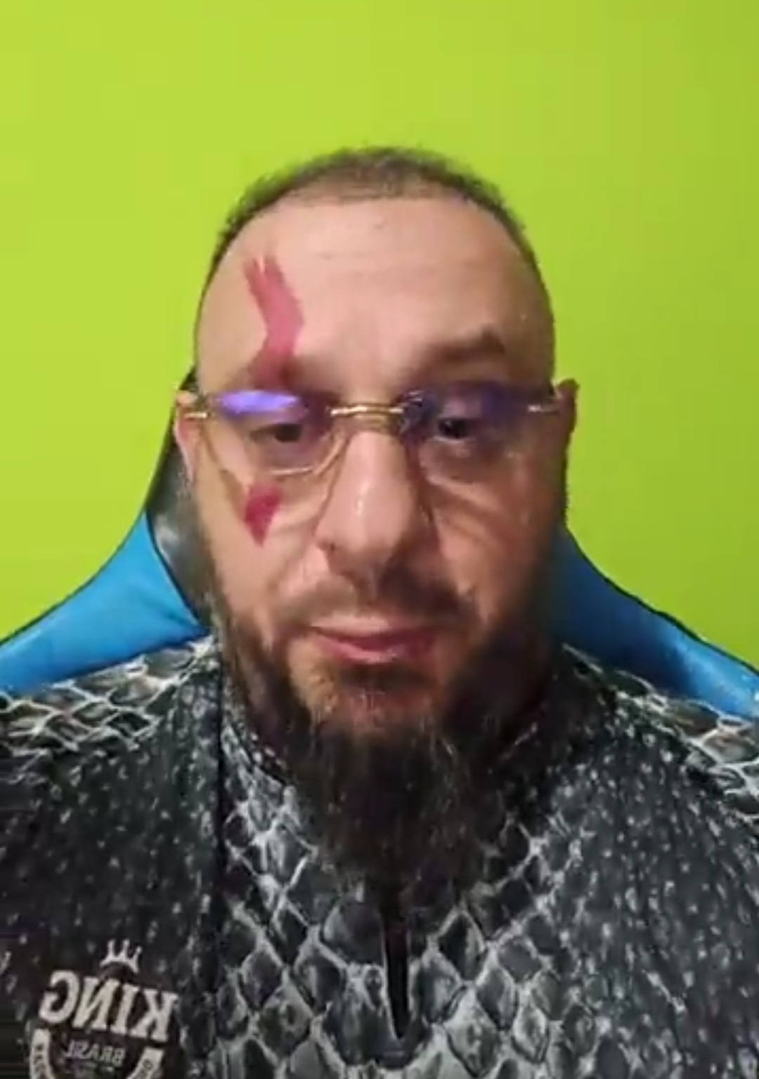 Entretanto, o biólogo Henrique Abrahão, influenciador digital da área de Biologia, que tem  mestrado sobre sucuris e um livro científico sobre serpentes, disse que o relato de Vonk é sensacionalista e tem inconsistências, pois uma cobra de 8 metros teria pelo menos 400 kg, não 200. E ele acha que esse dado é exagerado.