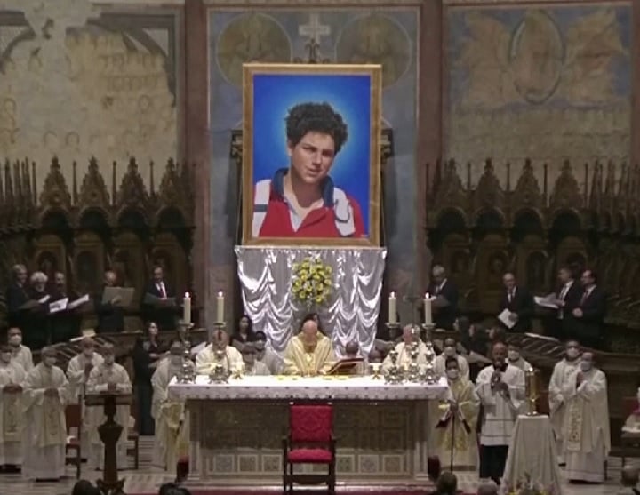 O segundo milagre atribuído a Carlo Acutis, reconhecido em maio de 2024, envolveu a cura de uma jovem costarriquenha, Valeria, após um acidente de bicicleta sofrido em 2022. Ela tinha poucas chances de sobrevivência, mas foi curada dias depois de sua mãe rezar no túmulo de Acutis em Assis, na Itália. 