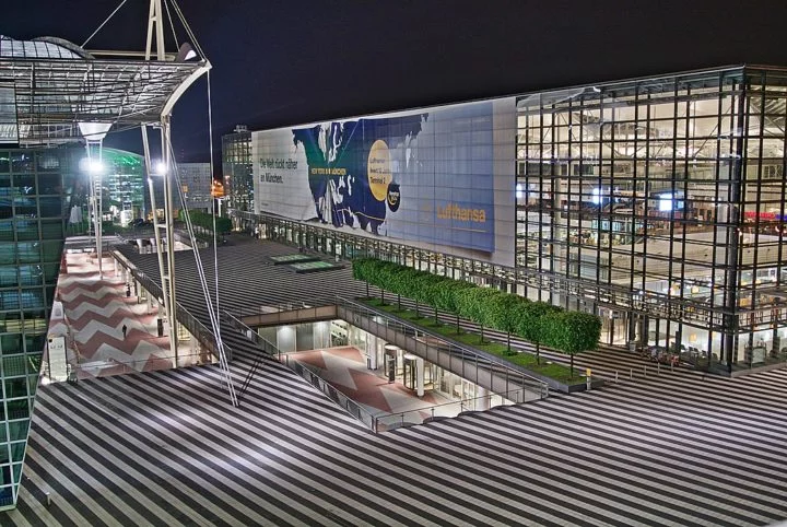 8º) Aeroporto Internacional de Munique (Alemanha): Também conhecido como Aeroporto Internacional Franz Josef Strauss (MUC), ele já foi eleito o melhor aeroporto da Europa pela empresa de consultoria Skytrax.