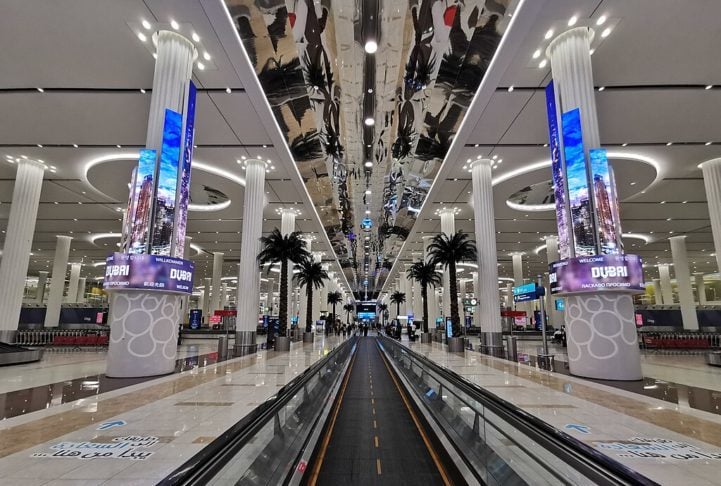 7º) Aeroporto Internacional de Dubai (Emirados Árabes): Inaugurado em 1960, fica localizado a apenas 5 km do centro de Dubai. O DXB, como é chamado, concentra mais de 29% de todos os voos que entram e saem do Oriente Médio, África e região.