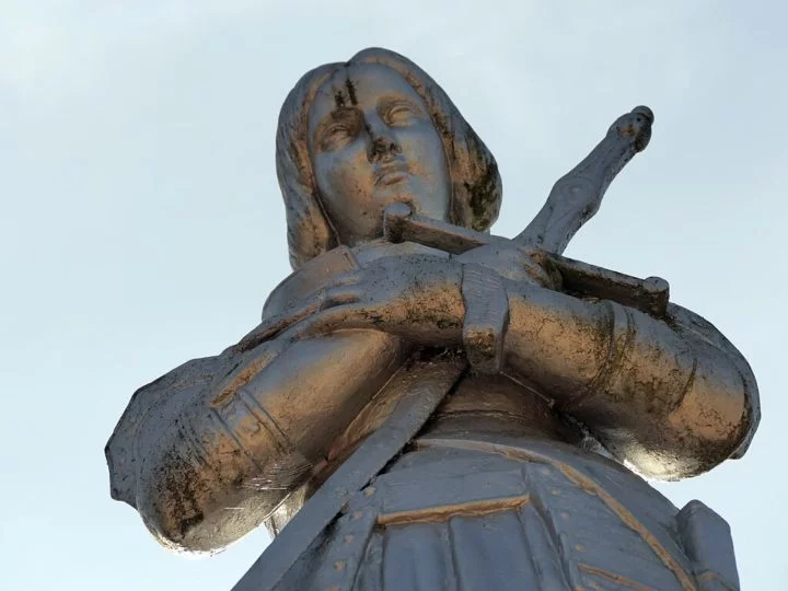 Traída e vendida aos inimigos, Joana foi queimada viva pelos ingleses sob acusações de heresia e feitiçaria. Vinte anos depois, a Igreja revisou seu caso e reconheceu a injustiça. Em 1920, ela foi canonizada pelo papa Bento XV e proclamada padroeira da França.