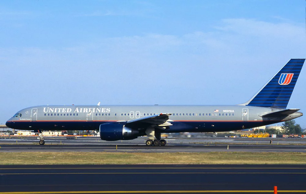O avião era o Boeing 757-222, fotografado três dias antes do atentado.  O voo saiu às 8h42 do Aeroporto de Newark,  em Nova Jersey, e ia para  o Aeroporto Internacional de São Francisco,  na Califórnia. 
