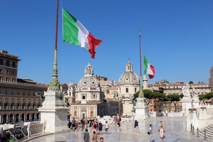 Além dos tesouros históricos, Roma também é uma cidade vibrante e contemporânea, cheia de ruas estreitas e praças encantadoras, como a Piazza Navona.