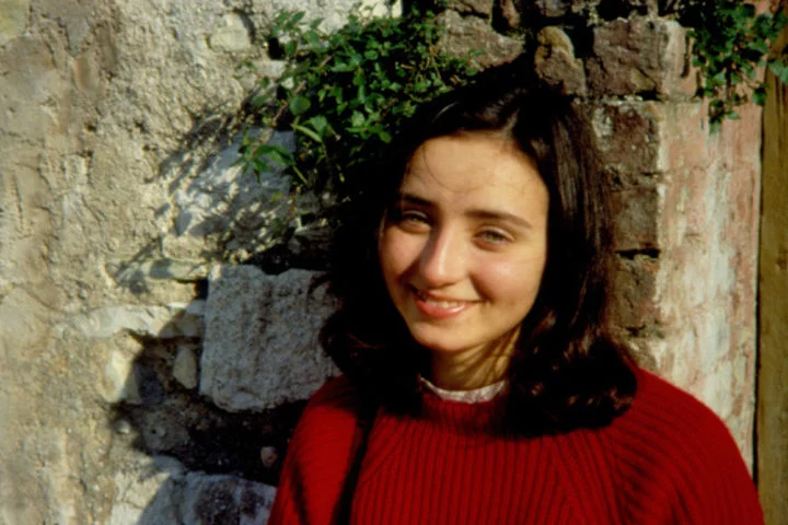 Beata Sandra Sabattini: Foi uma jovem italiana nascida em 1961, conhecida por sua profunda fé e dedicação aos mais necessitados. Ela se envolveu desde cedo em atividades de caridade, especialmente ajudando pessoas com deficiência e dependentes químicos. 