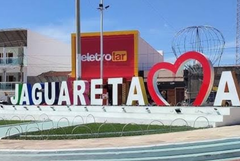 Ele nasceu em 29 de agosto de 1831, na cidade de Riacho do Sangue (hoje Jaguaretama),  uma cidade cearense a 240 km de Fortaleza, com cultura sertaneja e economia baseada na agricultura e pecuária.