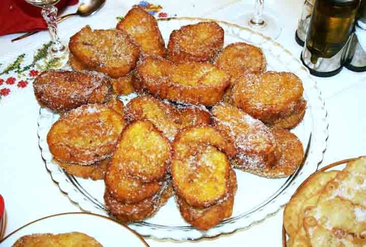 Além de Marcus Gavius, as primeiras receitas remontam ao livro de cozinha de Domingo Hernández de Maceras (1607) e Arte de cozina, pastelería, vizcochería y conservería de Francisco Martínez Motiño (1611).