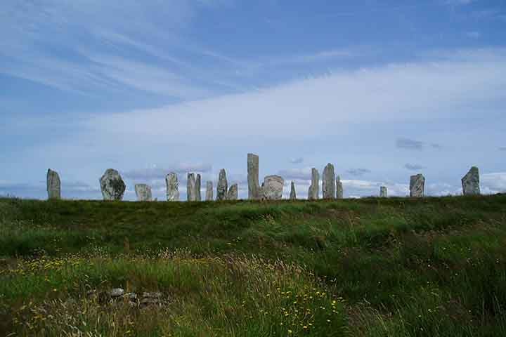 Outros monumentos megalíticos, como as Pedras de Pé de Calanais, na Escócia, também apresentam evidências de uma possível ligação com a estagnação lunar.