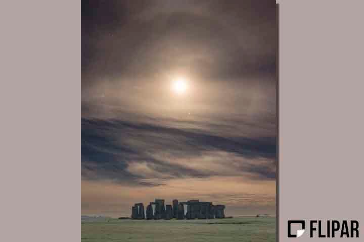 Stonehenge é amplamente conhecida por sua conexão com os movimentos do Sol, em particular no solstício de verão, quando milhares de pessoas se aglomeram no monumento nas primeiras horas do dia para testemunhar o nascer do Sol.