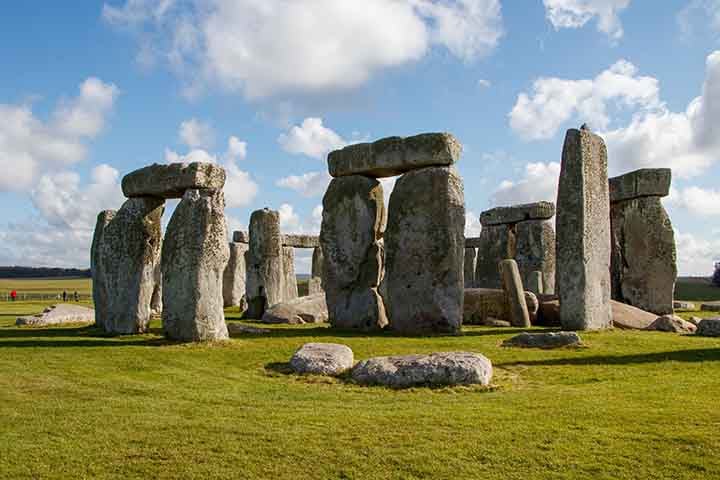 As pedras estacionárias de Stonehenge, que formam um retângulo ao redor do círculo principal, se alinham aproximadamente com as extremidades da Lua durante a estagnação lunar.