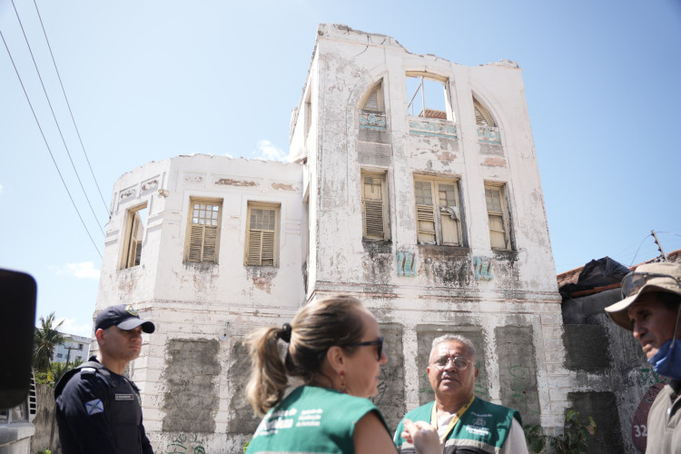 Casarão foi alvo de tentativa de demolição nesta segunda-feira Casarão foi alvo de tentativa de demolição nesta segunda-feira