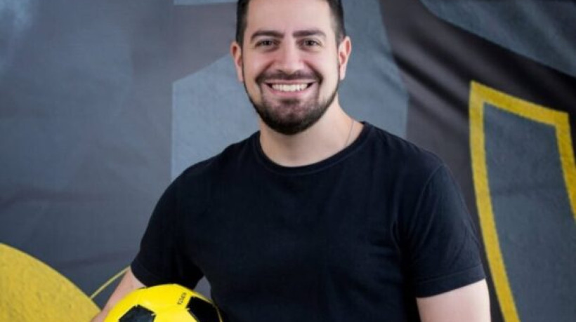 Leandro Chaves, de 36 anos, assinou contrato de um ano com a Globo após vencer o reality show 'Craque da Voz'