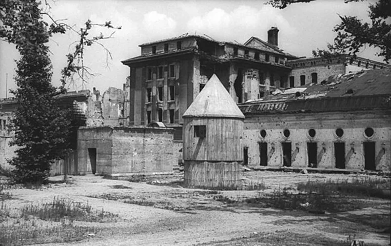 Um dos bunkers mais famosos da história foi o de Berlin, onde Hitler (Führerbunker) se matou, em 30 de abril de 1945, após reconhecer a derrota na Segunda Guerra Mundial.