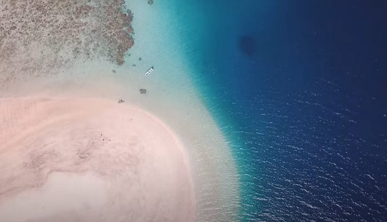 País: Comores - Continente: África/ População: cerca de 806.000 habitantes/ Descrição: um arquipélago no Oceano Índico, as Comores têm uma cultura rica e diversidade étnica. A economia é baseada na agricultura, pesca e turismo