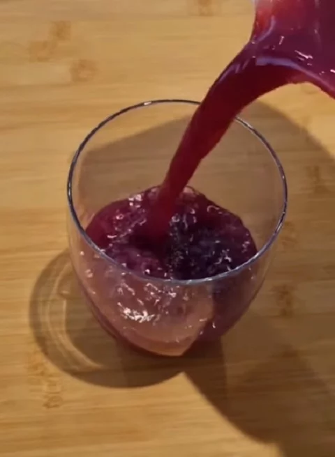 Além de todos esses benefícios para a saúde, a romã pode ser consumida de diversas formas. As sementes podem ser comidas puras, usadas em sucos ou adicionadas a pratos criativos, como homus, tabule e muhammara, típicos da culinária árabe.