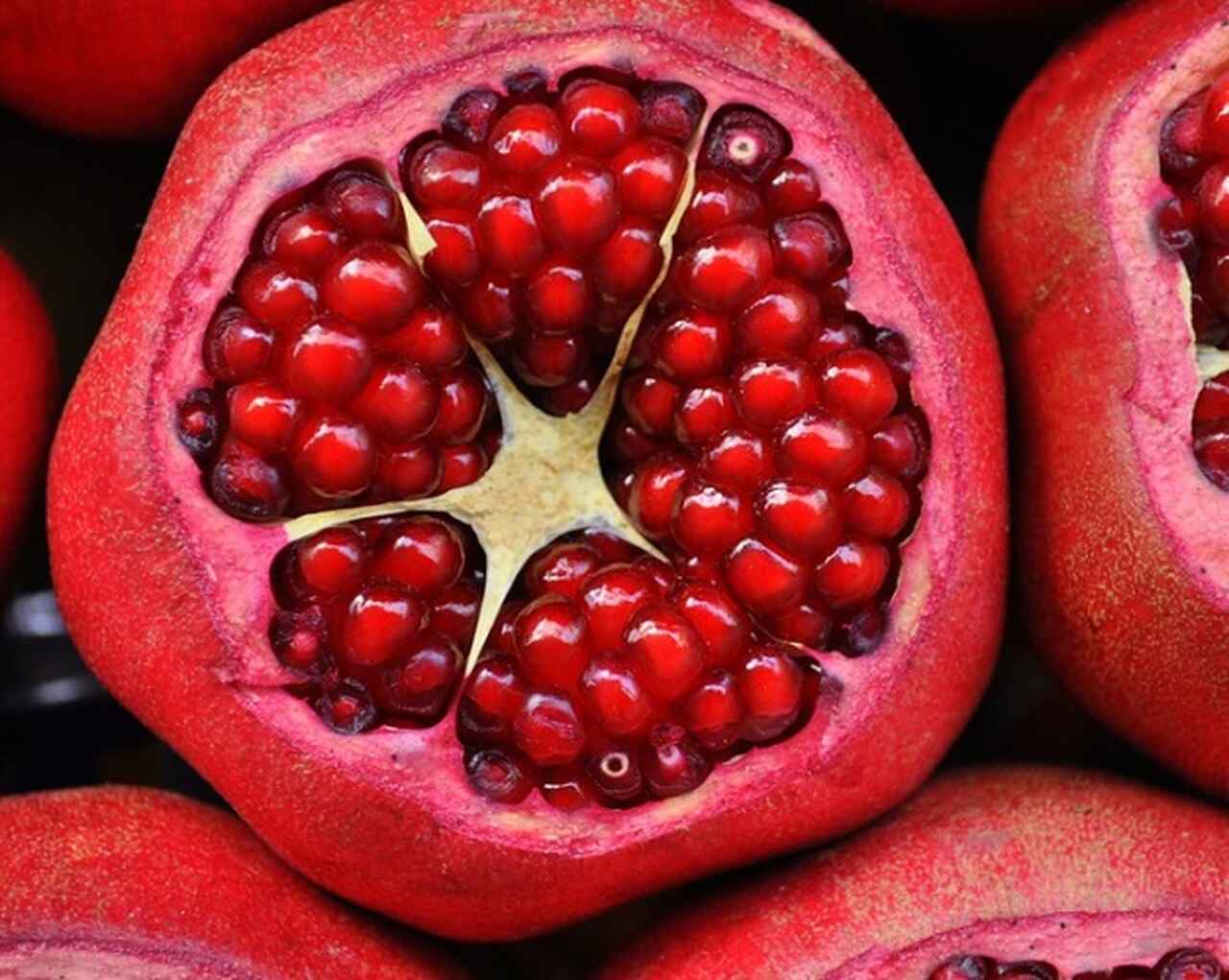 A romã, com sua casca dura e sementes carnosas, é uma fruta rica em simbolismo e tradição, especialmente durante as celebrações de fim de ano.