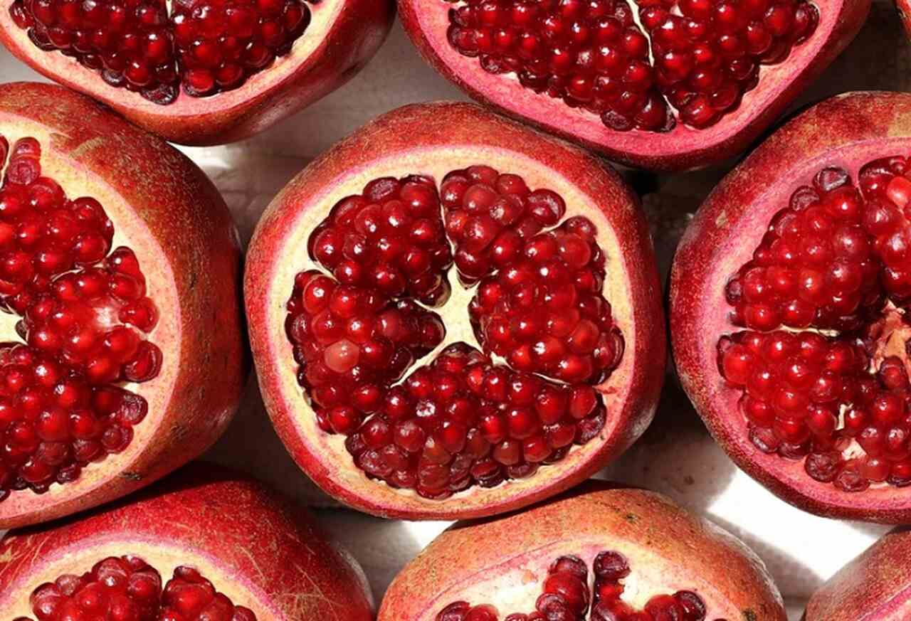 Mas a romã não é apenas um símbolo de sorte. Ela é também uma das frutas mais saudáveis do planeta, sendo considerada um superalimento devido às suas propriedades terapêuticas e benefícios para a saúde.