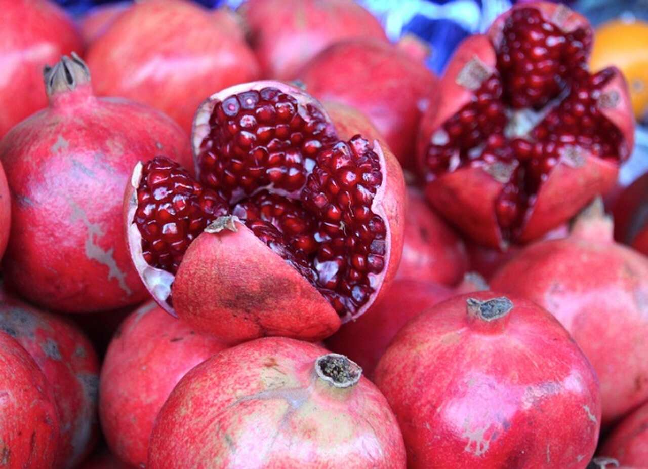 A superstição diz que ao comer as sementes à meia-noite da virada do ano, cada uma representa um mês de prosperidade. Muitas pessoas ainda guardam três sementes na carteira durante o ano, como um amuleto para atrair dinheiro e sorte. E, já para entrar no clima de Natal, vamos conhecer mais sobre esta fruta!
