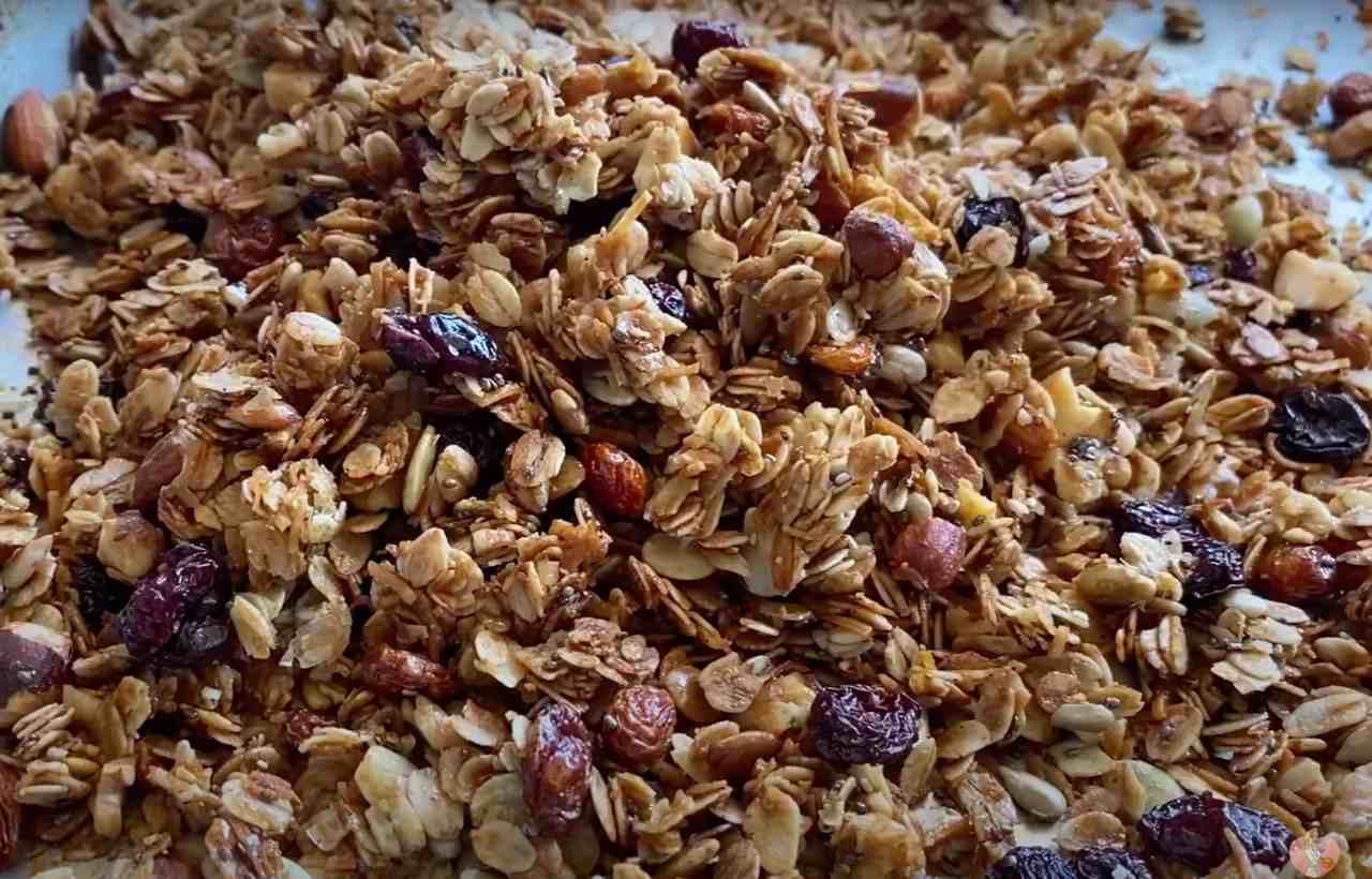 Granola caseira - Mais saborosa e saudável que a industrializada por ter pouco açúcar, nenhum aditivo químico ou conservante. Para prepará-la, basta misturar aveia, açúcar mascavo, castanhas de caju, sementes de linhaça e óleo de soja ou coco. E pode adicionar passas e ameixas secas. 